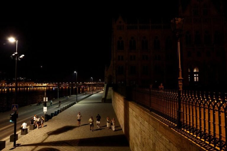 Lights turned off at Budapest landmarks to reduce energy due to power crisis in Budapest