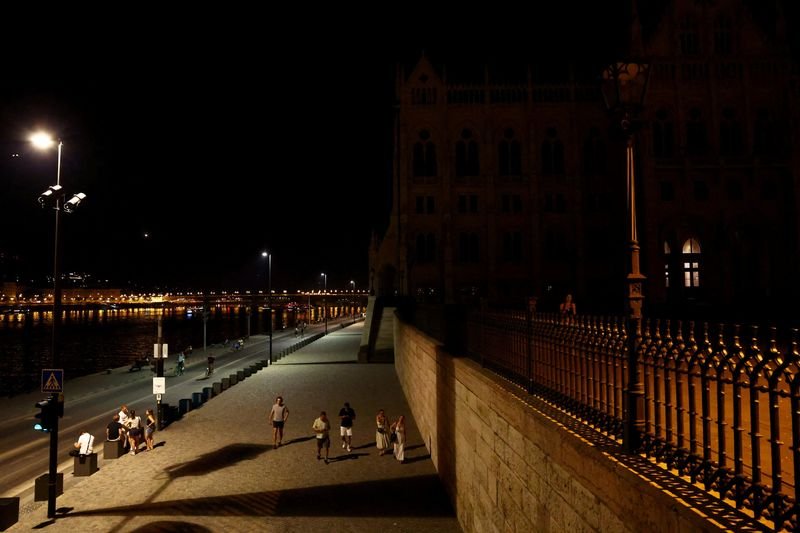 Lights turned off at Budapest landmarks to reduce energy due to power crisis in Budapest