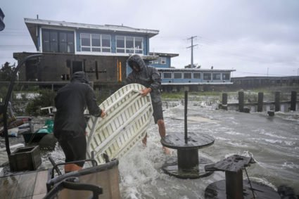 Nor'easter batters U.S. Northeast Coast